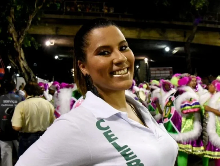 “Rainha do golpe”, irmã de Léo Moura é suspeita de vender ingressos falsos no Carnaval “Rainha do golpe”, irmã de Léo Moura é suspeita de vender ingressos falsos no Carnaval