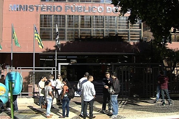 Candidatos pedem ao Ministério Público cancelamento de etapa do concurso da PM em Goiás (Foto: Reprodução/TV Anhanguera) Candidatos pedem ao Ministério Público cancelamento de etapa do concurso da PM em Goiás (Foto: Reprodução/TV Anhanguera)