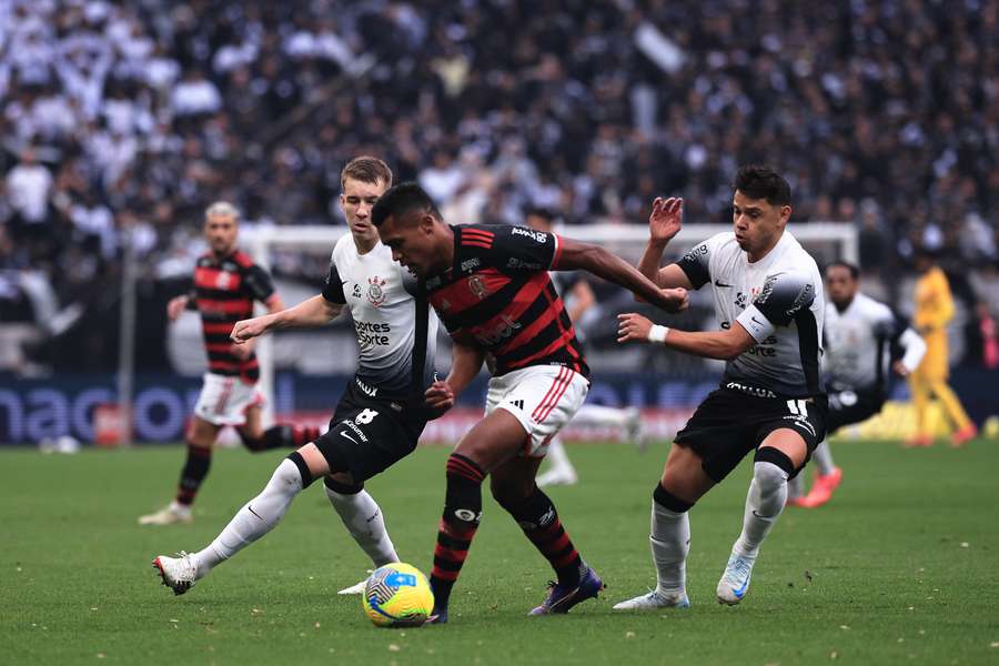 Corinthians e Flamengo fizeram primeiro tempo disputado Corinthians e Flamengo fizeram primeiro tempo disputado