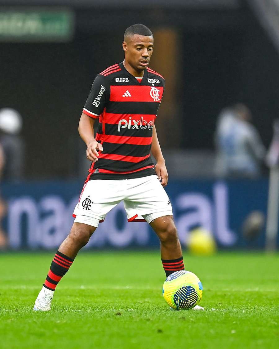 De La Cruz sentiu a coxa e saiu machucado no segundo tempo De La Cruz sentiu a coxa e saiu machucado no segundo tempo
