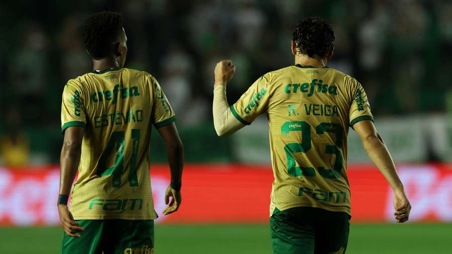 Estêvão e Raphael Veiga comemoram após segundo gol do Palmeiras contra o Juventude Estêvão e Raphael Veiga comemoram após segundo gol do Palmeiras contra o Juventude