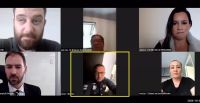Vídeo: réu se esconde embaixo da mesa para tentar enganar juiz durante audiência