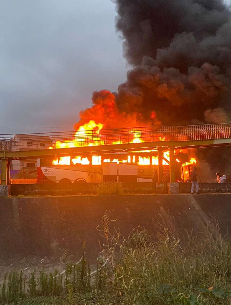Um dos ônibus da torcida do Cruzeiro foi incendiado Um dos ônibus da torcida do Cruzeiro foi incendiado