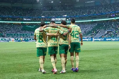 Estevao, do Palmeiras comemora com os companheiros após marcar o quarto gol da equipe contra o Criciuma no Allianz Parque, durante o Brasileirao 2024 – Foto: Ricardo Moreira/Getty Images