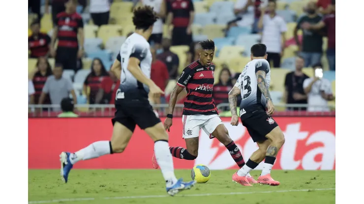 Bruno Henrique jogador do Flamengo disputa lance com Fagner jogador do Corinthians. Foto: Alexandre Loureiro/AGIF