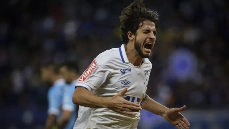 Ex-jogador do Cruzeiro, Hudson revela cobrança a presidente no vestiário. Foto: Thomás Santos/AGIF