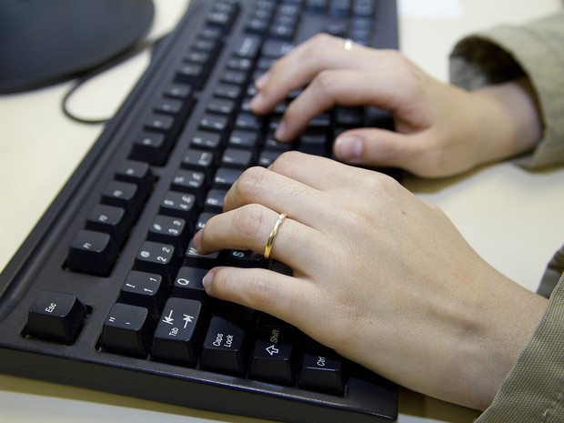 Mulher usa um computador em casa. PNAD aponta que caiu a média do número de computadores em casa no Brasil (Foto: Marcos Santos/USP Imagens) Mulher usa um computador em casa. PNAD aponta que caiu a média do número de computadores em casa no Brasil (Foto: Marcos Santos/USP Imagens)