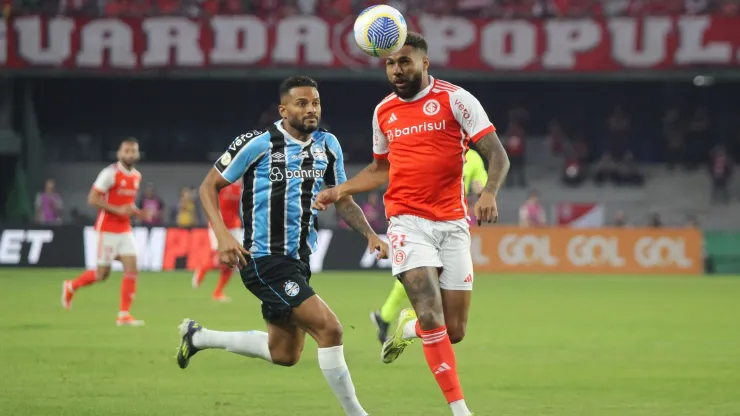 Reinaldo jogador do Grêmio disputa lance com Wesley jogador do Internacional durante partida no Estádio Couto Pereira pelo Campeonato Brasileiro A 2024. Foto: Lucas Gabriel Cardoso/AGIF