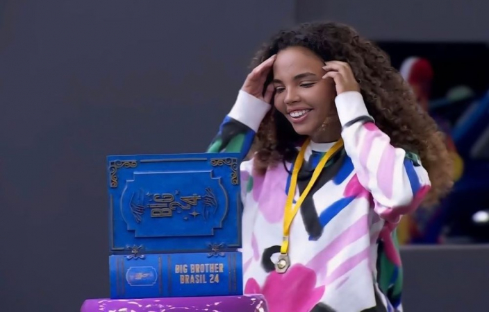 A líder Giovana Pitel olha para as pulseiras que precisa distribuir para VIPs e possíveis emparedados