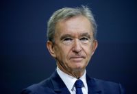 Ex-mais rico do mundo, Bernard Arnault perde R$ 34 bi em um dia com crise na China