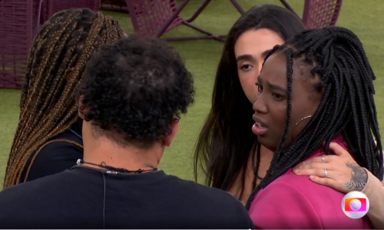 Leidy Elin (à dir.) chora após tomado uma bronca por jogar roupas de Davi na piscina
