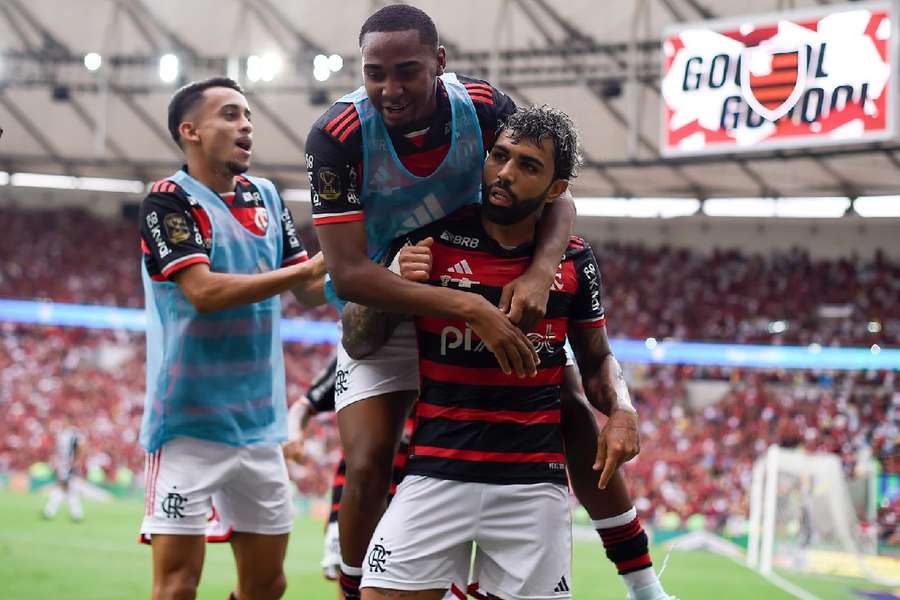 Gabriel Barbosa é celebrado por companheiros no Maracanã Gabriel Barbosa é celebrado por companheiros no Maracanã
