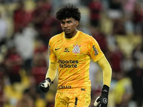 Vinculado ao Flamengo, Hugo Souza negocia novo salário com Corinthians