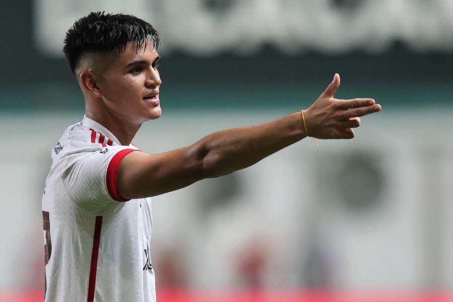 Alcaraz até marcou, mas seu gol foi anulado por impedimento Alcaraz até marcou, mas seu gol foi anulado por impedimento