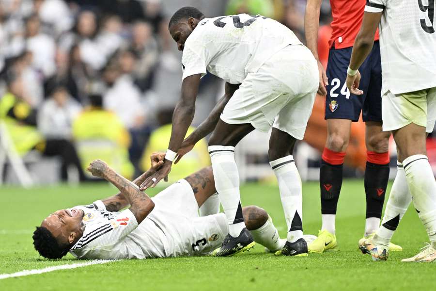Éder Militão sofreu lesão grave no joelho direito Éder Militão sofreu lesão grave no joelho direito