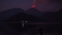 Autoridades tentam retirar moradores próximos a vulcão em erupção na Indonésia