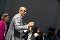 “É preciso fazer uma reforma no sistema financeiro global”, diz Simon Stiell, secretário executivo da ONU, na abertura da COP29