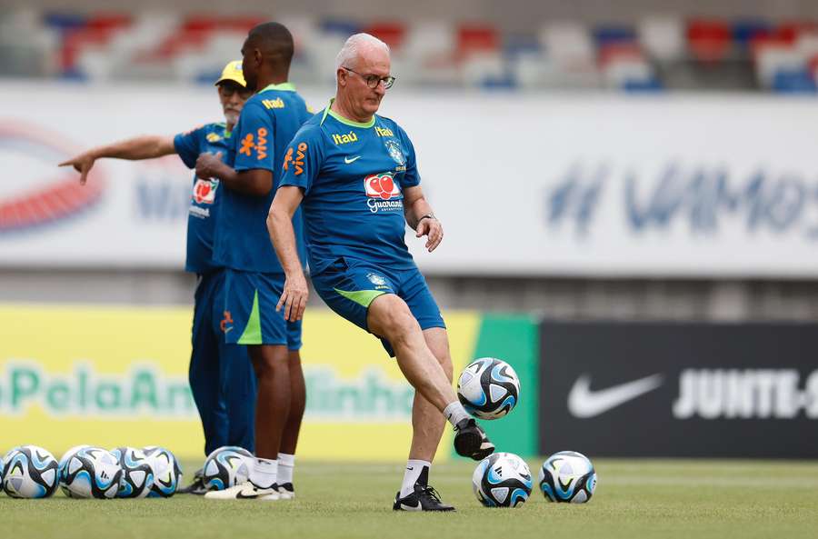 Dorival Júnior terá mais dois treinos para definir o time que enfrenta a Venezuela Dorival Júnior terá mais dois treinos para definir o time que enfrenta a Venezuela
