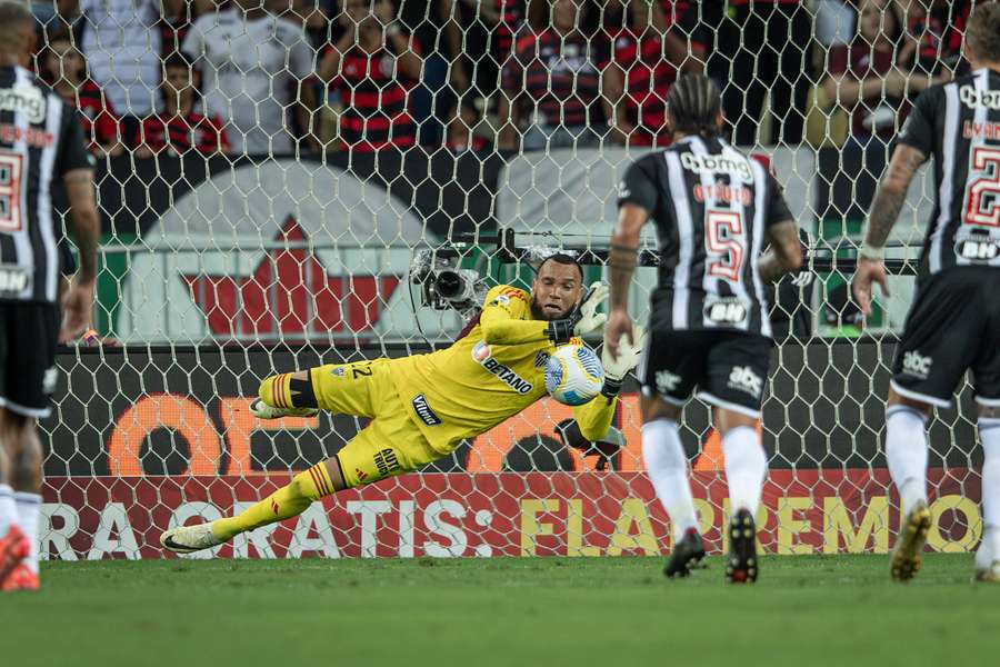 Éverson defendeu pênalti cobrado por David Luiz Éverson defendeu pênalti cobrado por David Luiz