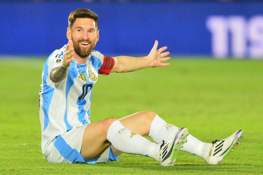 Messi fez uma partida apagada contra o Paraguai Messi fez uma partida apagada contra o Paraguai