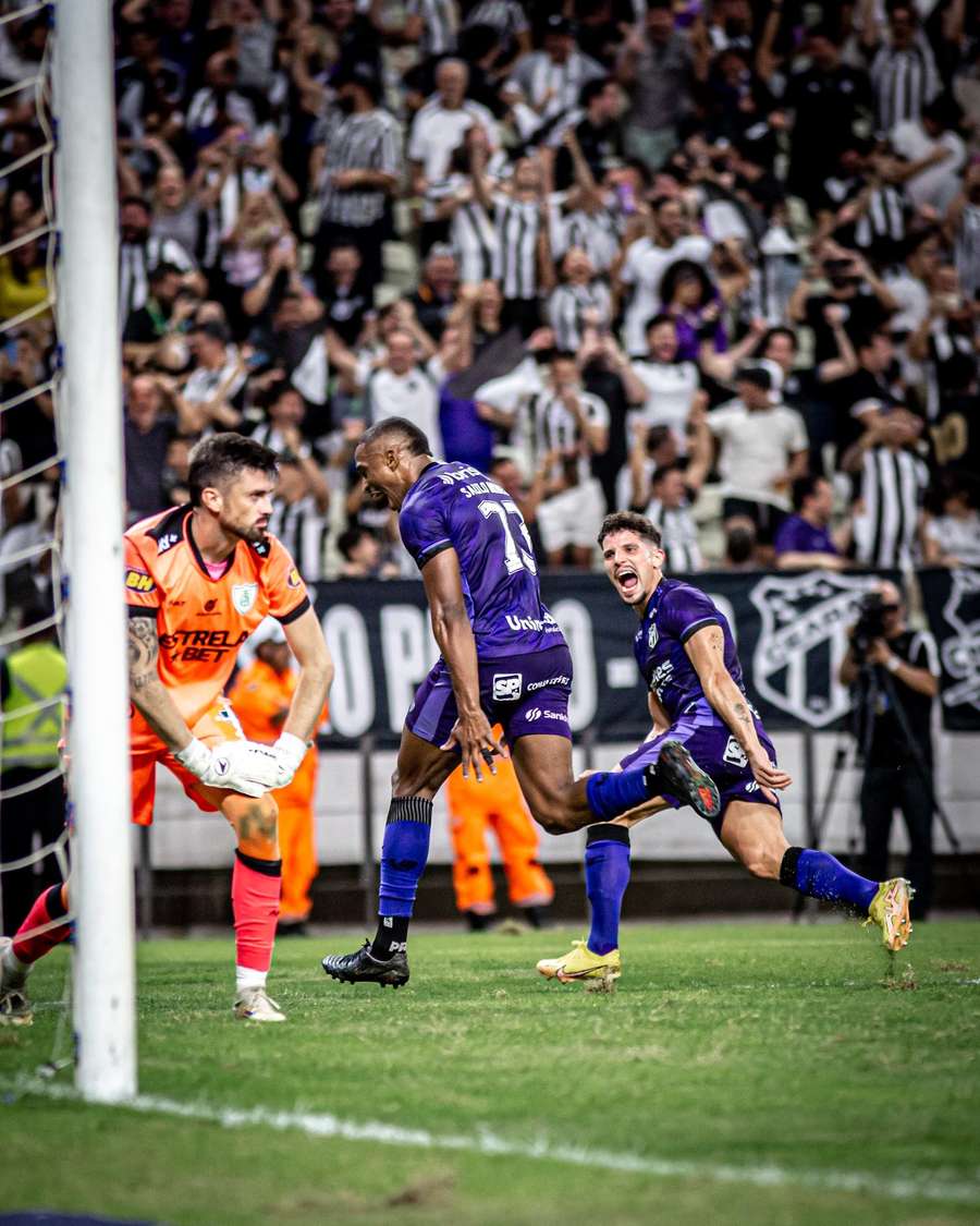 Saulo Mineiro converteu pênalti no primeiro tempo de Ceará x América-MG Saulo Mineiro converteu pênalti no primeiro tempo de Ceará x América-MG