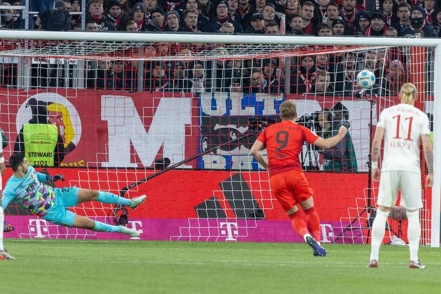 Harry Kane bateu pênalti no ângulo para abrir o placar Harry Kane bateu pênalti no ângulo para abrir o placar