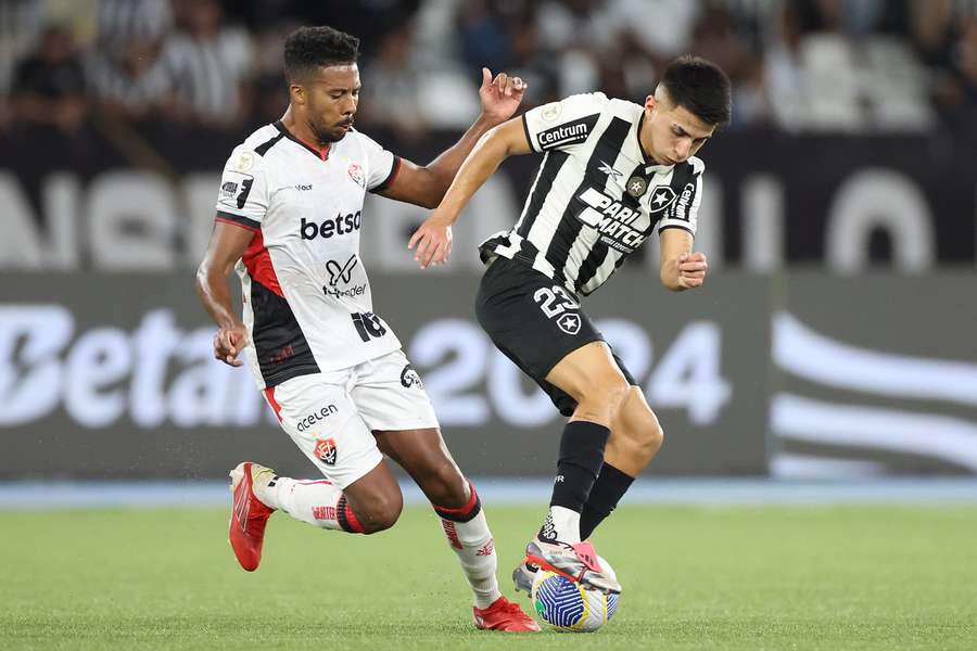 Botafogo foi encontrar gol de empate na reta final da partida Botafogo foi encontrar gol de empate na reta final da partida