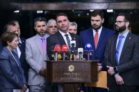 Flávio Bolsonaro fala em "perseguição" contra o pai e defende anistia "ampla, geral e irrestrita"
