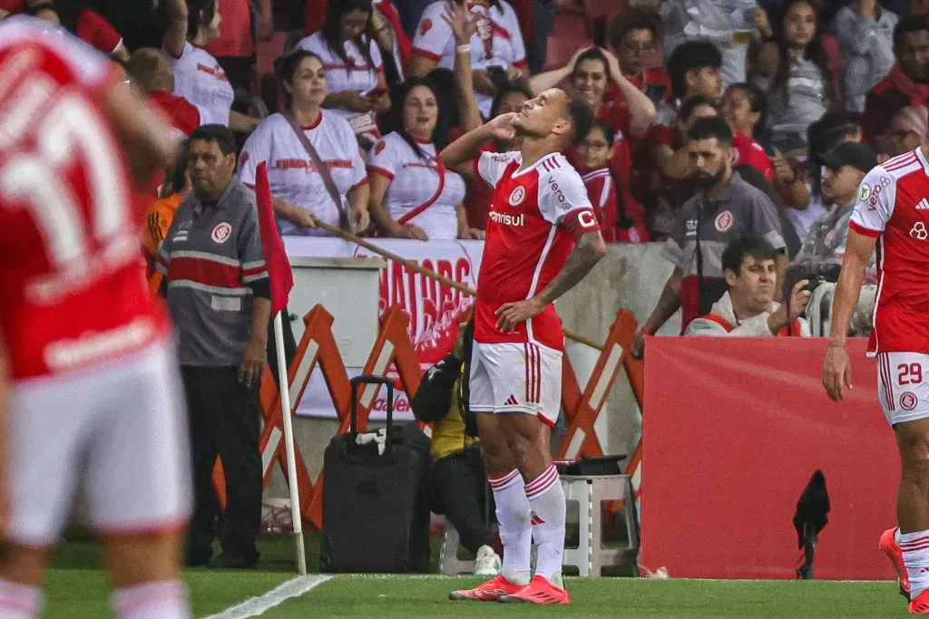 Alan Patrick marca golaço de falta em vitória do Internacional sobre o Criciúma. Foto: Maxi Franzoi/AGIF