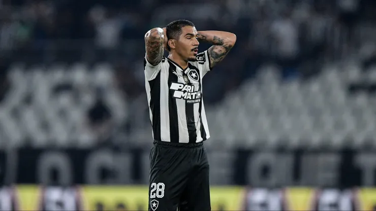 Enquanto o Botafogo brilha, Allan luta por minutos em campo
