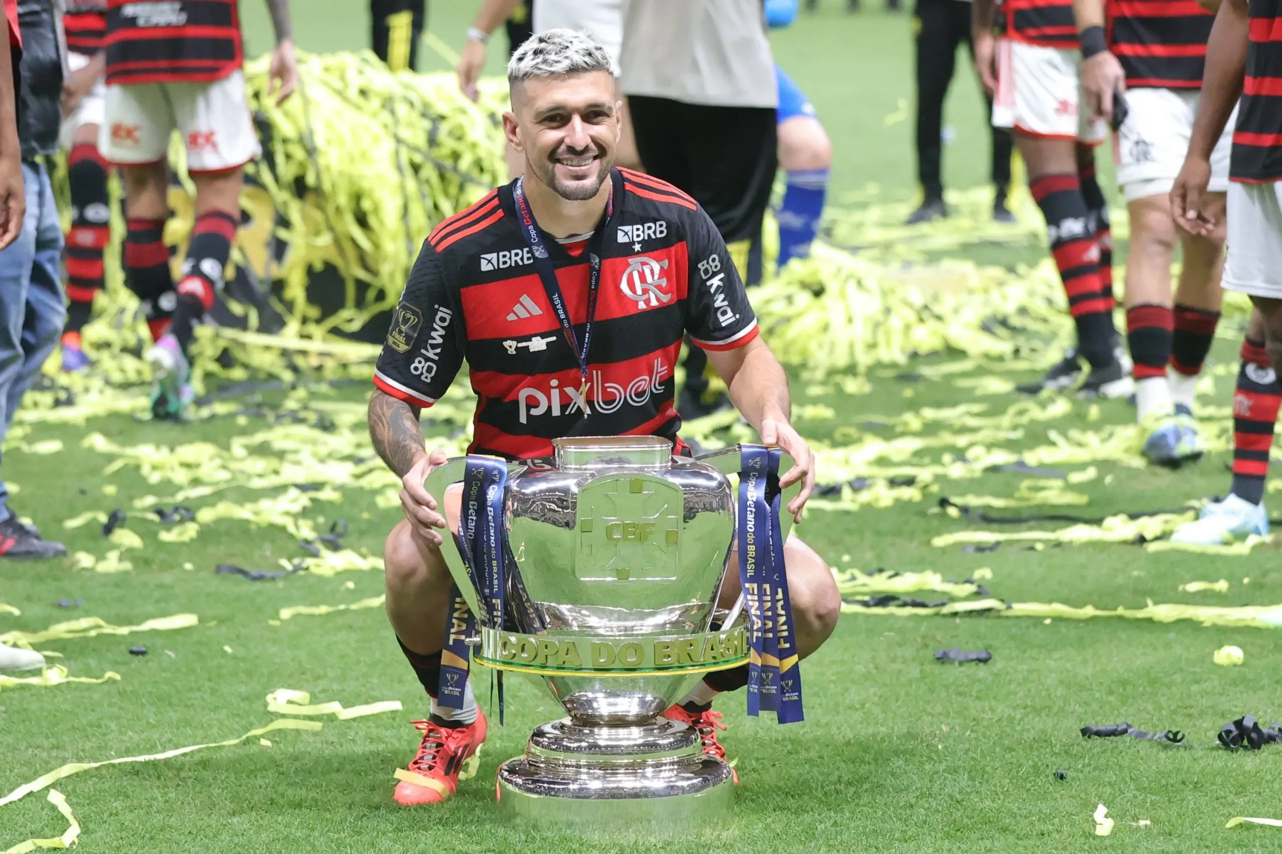 MG – BELO HORIZONTE – 10/11/2024 – COPA DO BRASIL 2024, ATLETICO X FLAMENGO – Jogador Arrascaeta do Flamengo comemora o T[itulo de Campeao com a taca da copa do Brasil ao final da partida contra o Atletico no estadio Arena MRV pelo campeonato Copa Do Brasil 2024. Foto: Gilson Lobo/AGIF