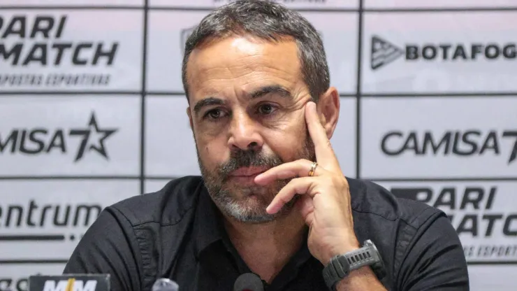 Artur Jorge durante entrevista coletiva após partida entre Athletico-PR e Botafogo, na Ligga Arena, pelo Campeonato Brasileiro.