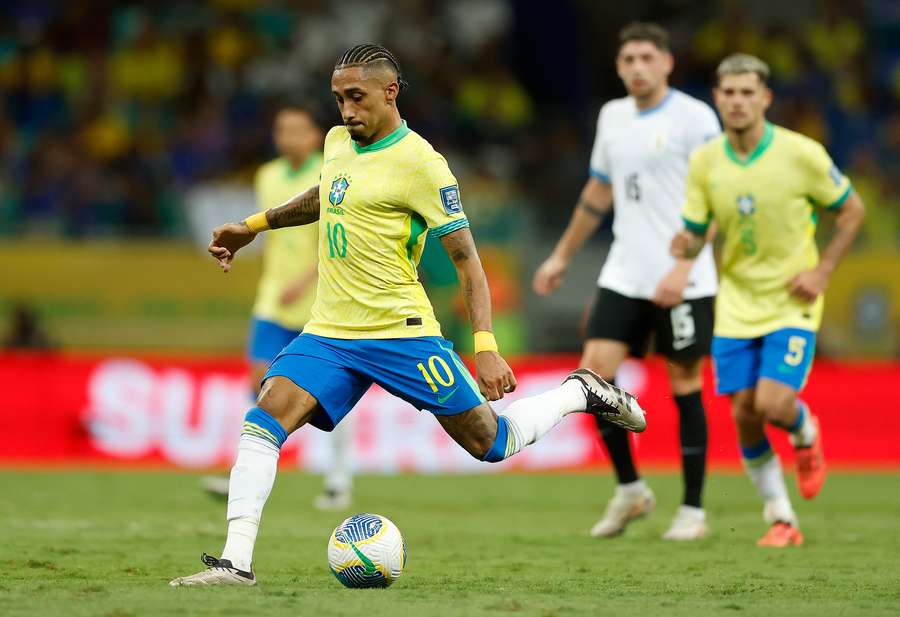 Raphinha em ação em Brasil 1x1 Uruguai Raphinha em ação em Brasil 1x1 Uruguai