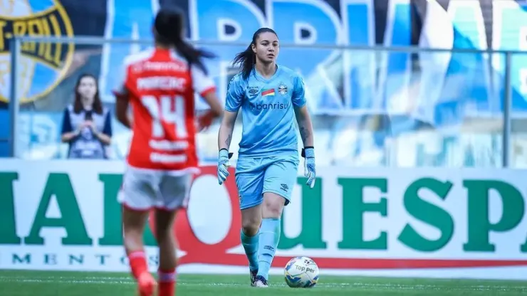 Goleira Lorena, das Gurias Gremistas, se prepara para dar o lançamento para as companheiras na final do Gauchão Feminino contra o Internacional