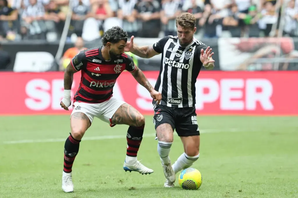 Lyanco disputa a bola com Gabigol em Atlético-MG x Flamengo. Foto: Gilson Lobo/AGIF