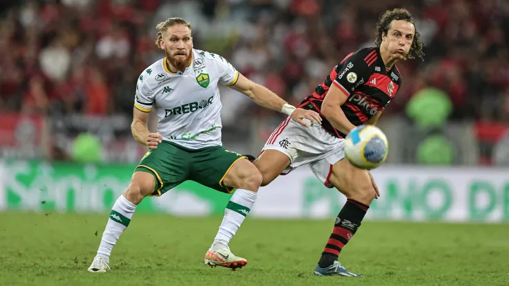 David Luiz jogador do Flamengo disputa lance com Pitta jogador do Cuiabá durante partida pelo Campeonato Brasileiro A 2024. Foto: Thiago Ribeiro/AGIF