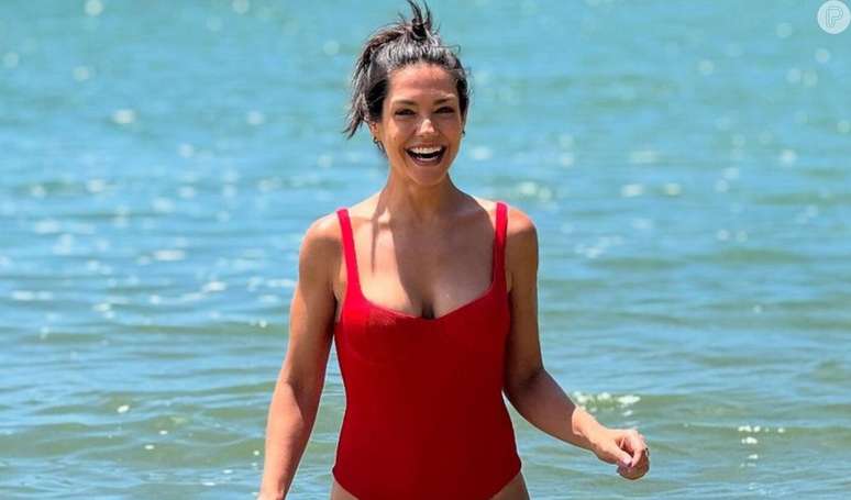 Thais Fersoza exibe corpo definido em maiô vermelho na praia e recebe elogios de internautas.