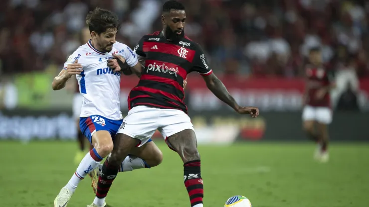 Gerson jogador do Flamengo disputa lance com Pedro Augusto jogador do Fortaleza durante partida pelo Campeonato Brasileiro A 2024. Foto: Jorge Rodrigues/AGIF
