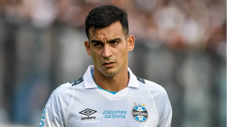 Cristaldo, meia argentino do Grêmio, em ação pelo Brasieirão