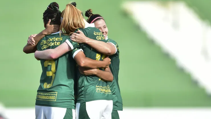 Palestrinas do Palmeiras comemoram  título de campeãs no campeonato paulista com vitória nos pênaltis sobre o Corinthians 
