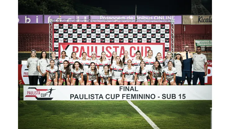 Jogadoras do São Paulo Sub-15 comemoram a vitória arrasadora sobre a Portuguesa e o título do Campeonato Paulista Cup Feminino Sub-15