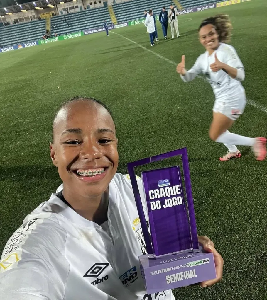 Paola, atacante do Santos comemora reconhecimento e premiação na semifinal do Paulistão Feminino 2024. Foto: Bruno Vaz/Santos FC