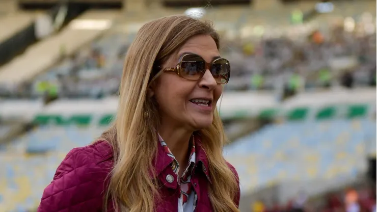 Leila Pereira, presidente do Palmeiras, recebe comunicado da FIFA