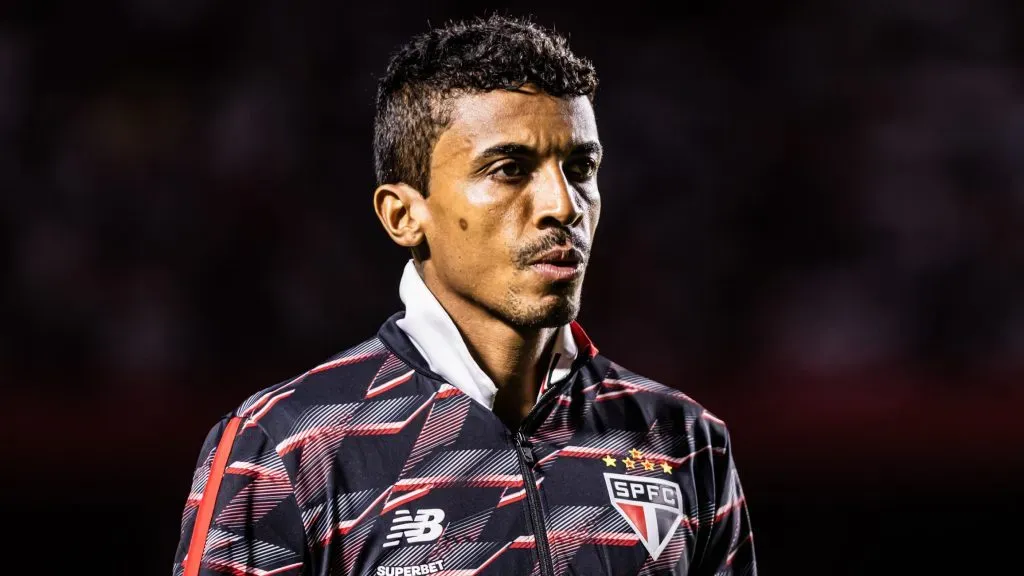 Luiz Gustavo fazendo aquecimento no SPFC - Foto: AGIF