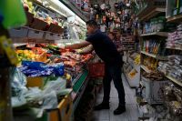 Alimentos nos EUA estão caros e deportações em massa podem piorar situação; entenda