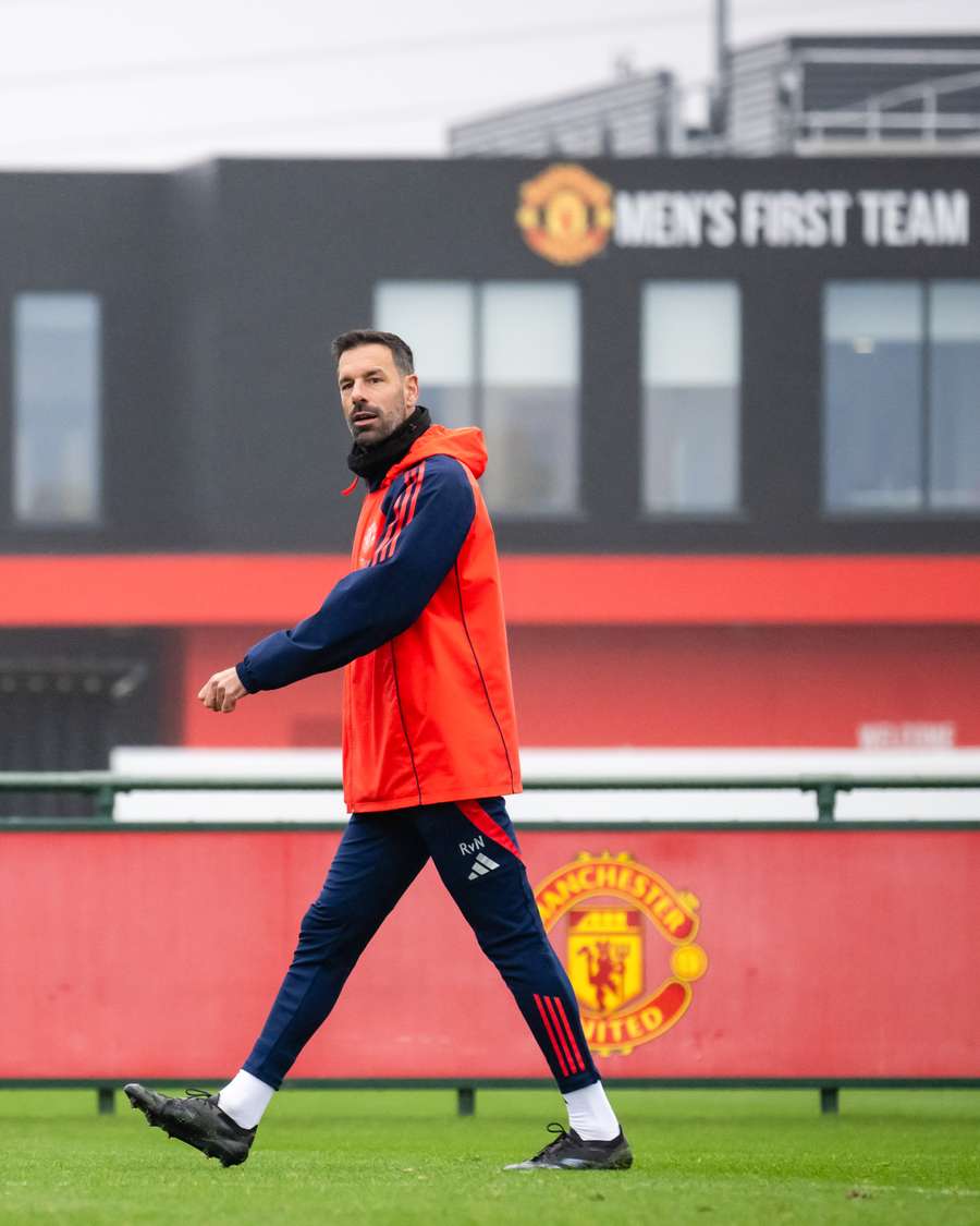 Nistelrooy segue no comando do United por mais 3 partidas Nistelrooy segue no comando do United por mais 3 partidas