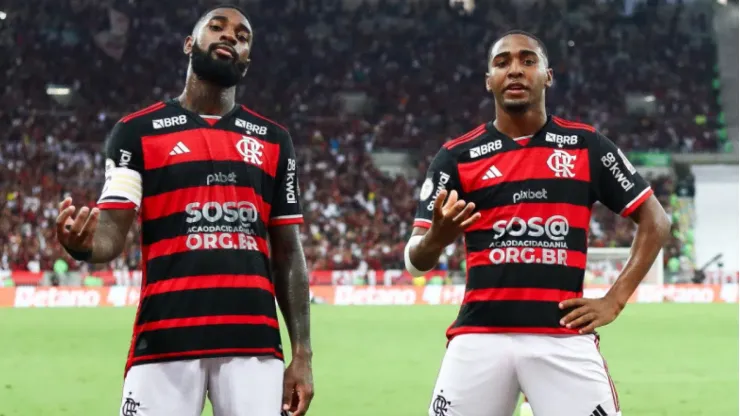 Gerson e Lorran comemorando gol do Flamengo