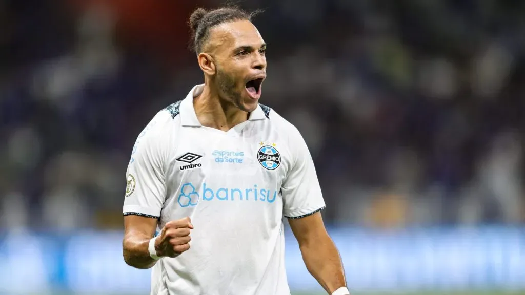 Braithwaite comemora seu gol durante partida contra o Cruzeiro no estadio Mineirao pelo campeonato Brasileiro A 2024. Foto: Gilson Lobo/AGIF
