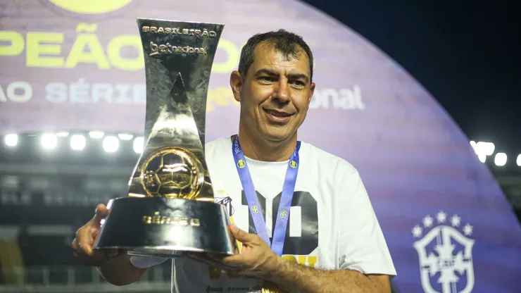 Carille com a taça da Série B

