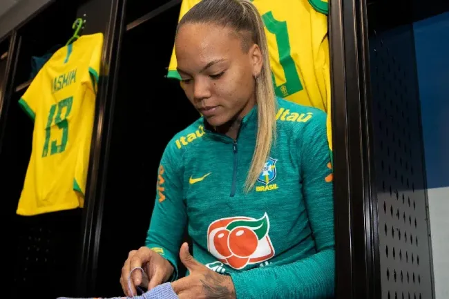 Nycole Raysla, atacante do Benfica nos bastidores da concentração da Seleção Brasileira para o Mundial de 2023. Foto: Thais Magalhães/CBF